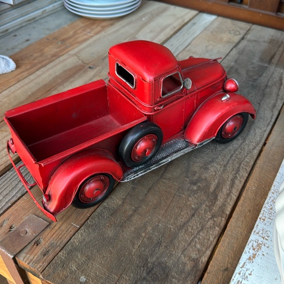 Vintage metal Farmhouse red truck - Picture 3 of 4